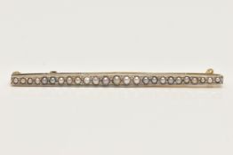 AN EARLY 20TH CENTURY YELLOW METAL SPLIT PEARL BAR BROOCH, set with a row of graduating split