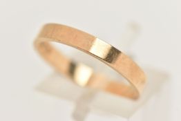 A 14CT GOLD BAND RING, a plain polished flat band ring, approximate width 2.8mm, hallmarked 14ct