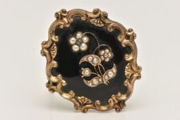 AN EARLY VICTORIAN YELLOW METAL MOURNING BROOCH, of an oval form, depicting a split pearl and very