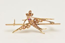 AN EARLY 20TH CENTURY YELLOW METAL SWALLOW BIRD BROOCH, depicting a flying swallow bird set with