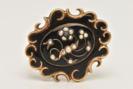 AN EARLY VICTORIAN YELLOW METAL MOURNING BROOCH, of an oval form, depicting a split pearl and one