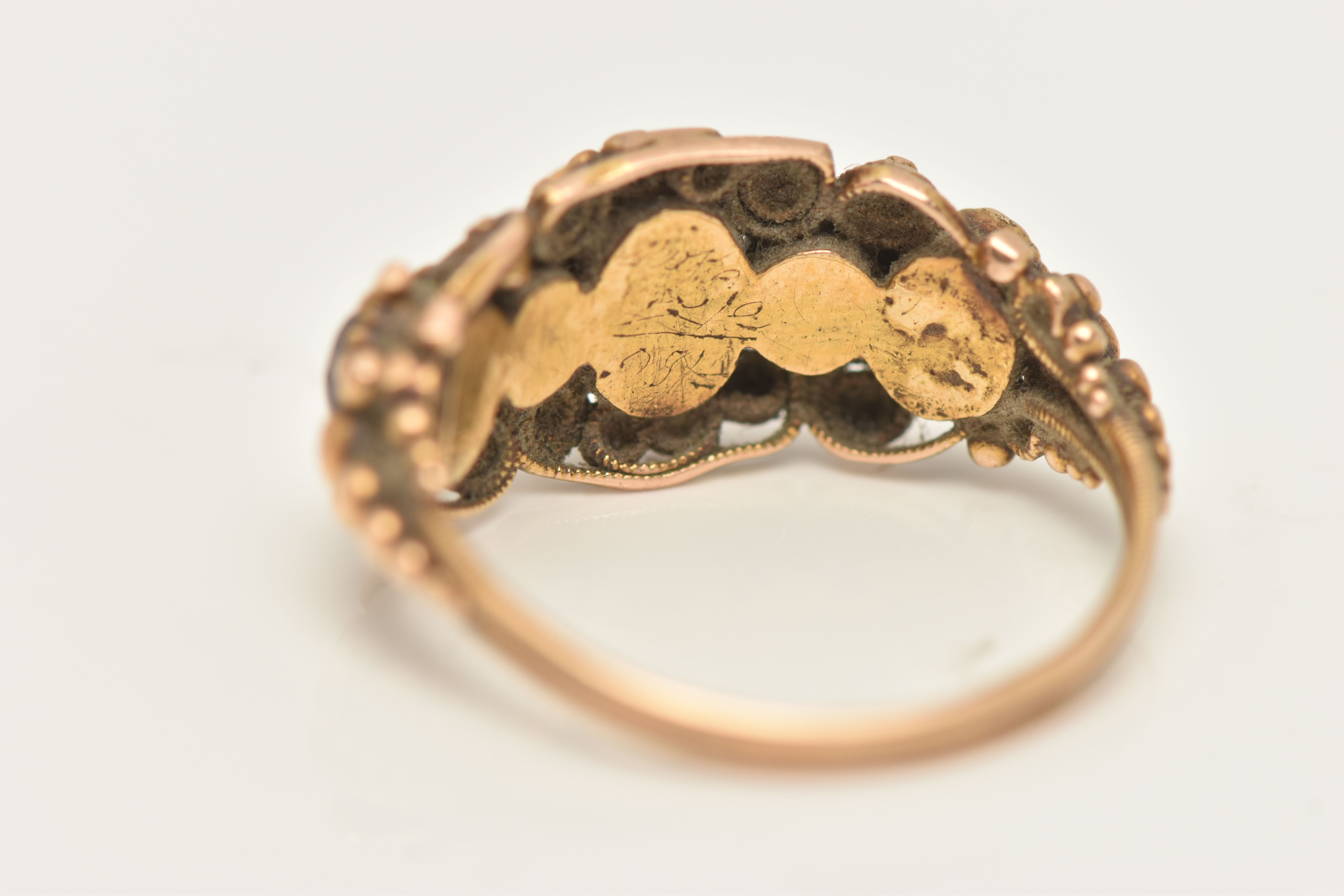 A YELLOW METAL GEM SET RING, AF set with two oval cut amethysts (one missing) and a single split - Image 5 of 6