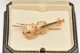 AN 18CT GOLD VIOLIN BROOCH PENDANT, a yellow gold novelty brooch designed as a violin with a bow,