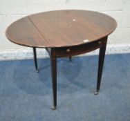 AN EDWARDIAN MAHOGANY OVAL PEMBROKE TABLE, with two drop leaves, a central inlay, a single frieze