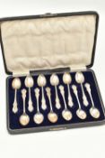 AN EDWARD VII CASED SET OF TWELVE TEASPOONS, a rectangular form blue felt lined case, encasing