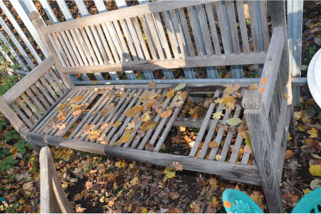 TWO MODERN WEATHERED HARDWOOD GARDEN BENCHES, both with slatted seats and backs, one 120cm wide, the - Image 3 of 4