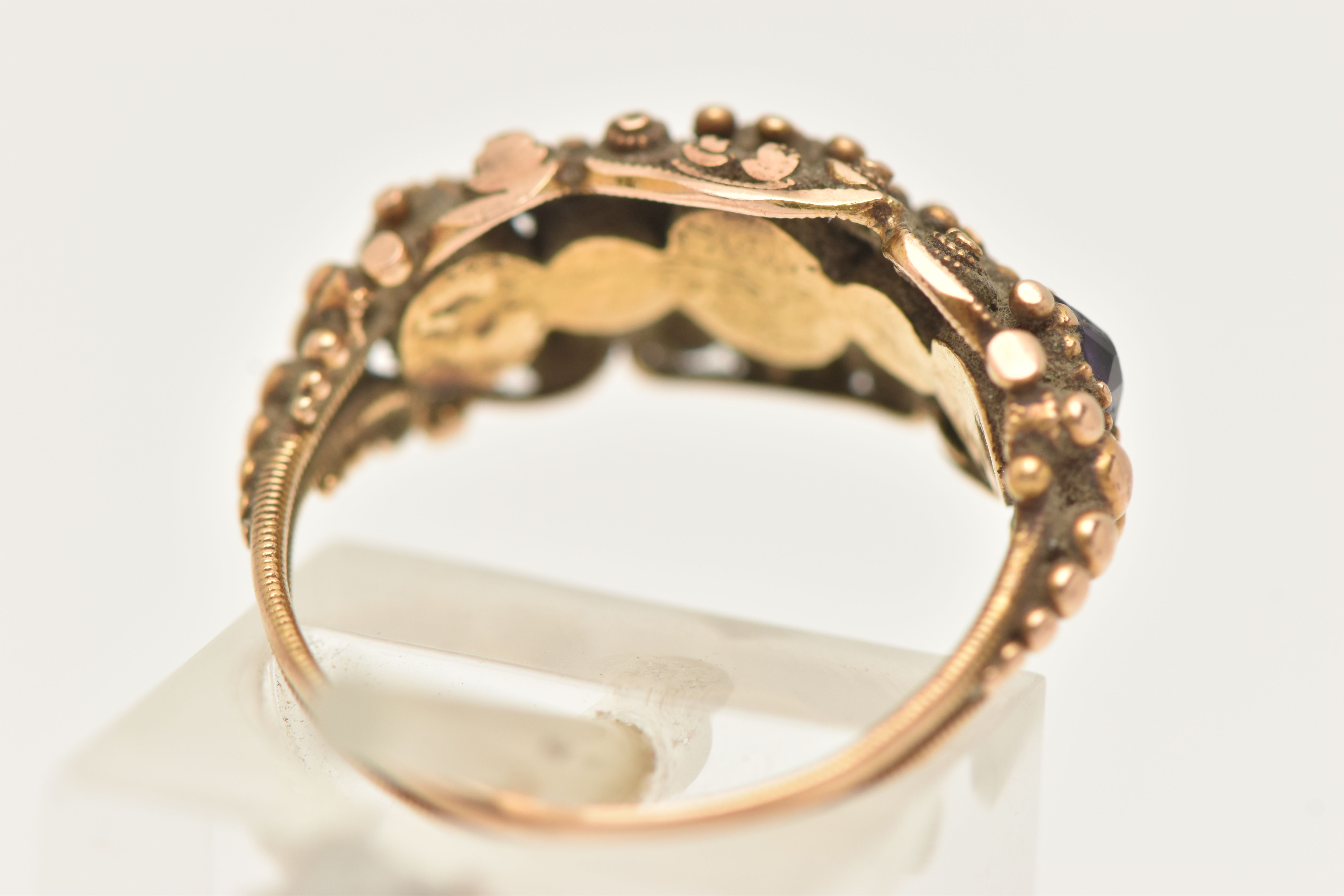 A YELLOW METAL GEM SET RING, AF set with two oval cut amethysts (one missing) and a single split - Image 3 of 6