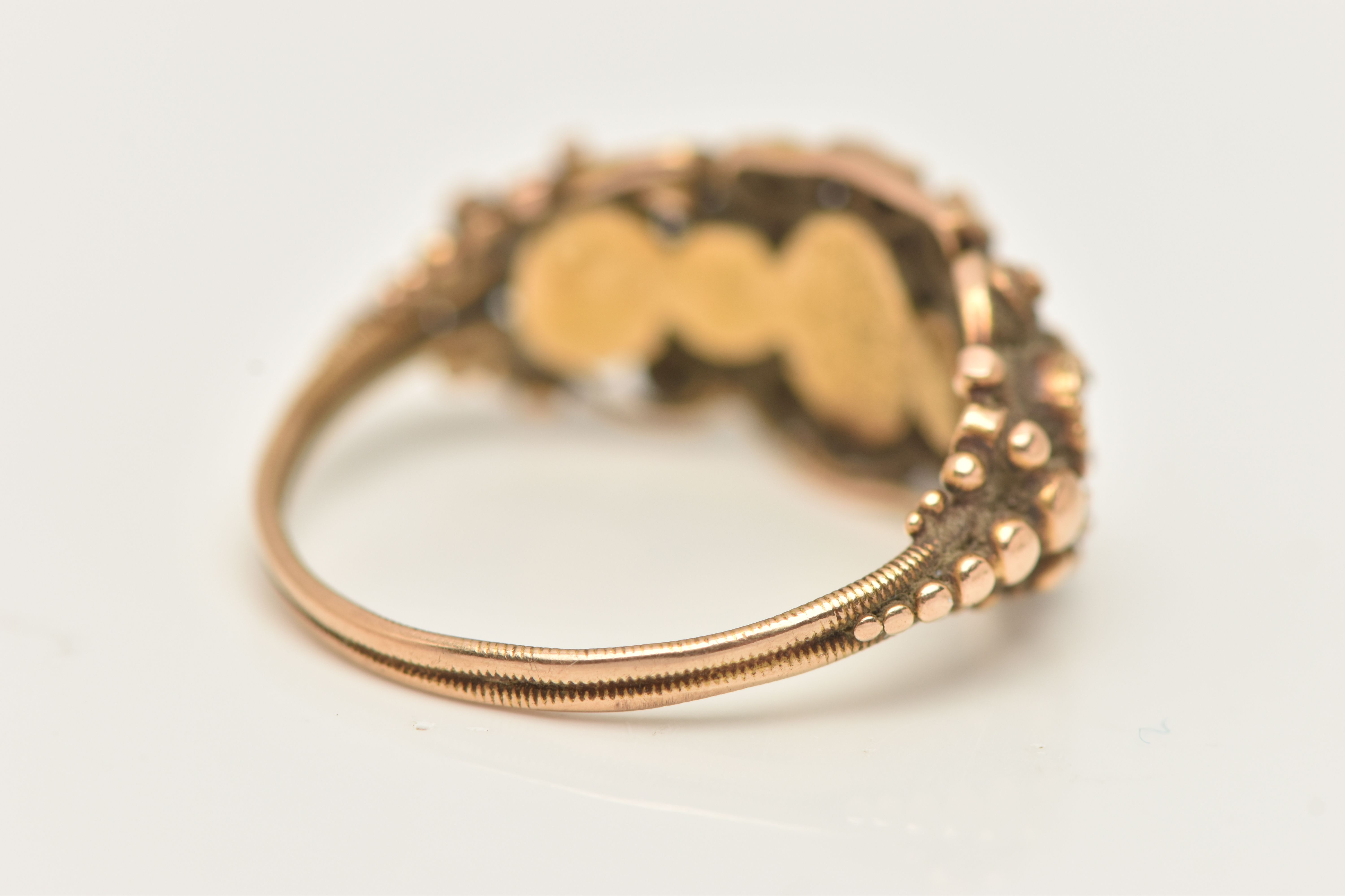 A YELLOW METAL GEM SET RING, AF set with two oval cut amethysts (one missing) and a single split - Image 6 of 6