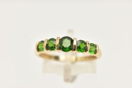 A 9CT GOLD GEM SET RING, set with a row of five graduated circular cut chrome diopside, tension