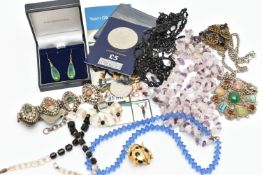 A BAG OF ASSORTED COSTUME JEWELLERY, to include a quartz chip bead necklace fitted with a white