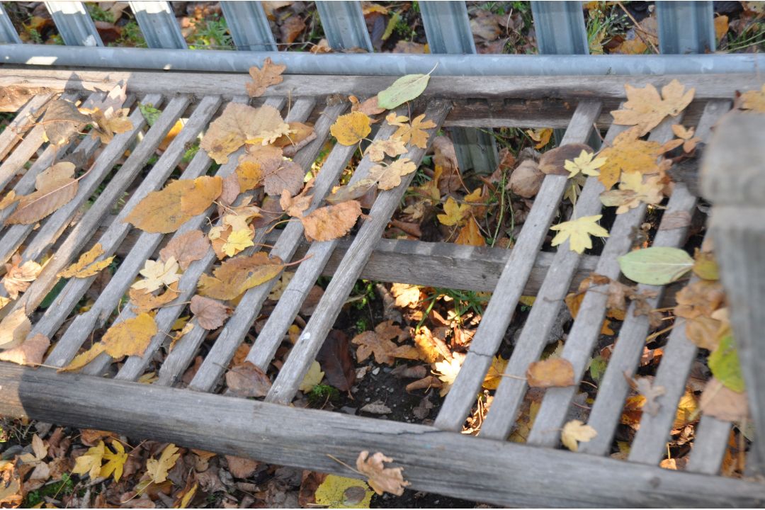 TWO MODERN WEATHERED HARDWOOD GARDEN BENCHES, both with slatted seats and backs, one 120cm wide, the - Image 4 of 4