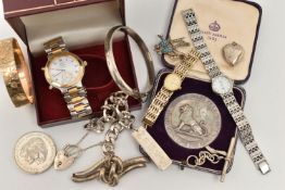 A SELECTION OF SILVER, WHITE METAL, WATCHES, COSTUME AND COMMEMORATIVE COINS, to include a hinged
