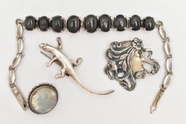 FOUR WHITE METAL ITEMS, to include a white metal and butterfly wing brooch, a salamander style