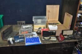 A COLLECTION OF ENGINEERS TEST EQUIPMENT AND LATHE ACCESSORIES, including Starrett depth gauge and