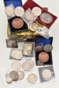A SMALL BOX OF MIXED COINS TO INCLUDE FIVE (5) GEORGE V GOOD GRADE 1935 CROWN COINS, other coins