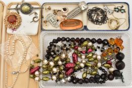 A SMALL ASSORTMENT OF JEWELLERY, to include a yellow metal horse shoe stick pin, a paste set stick