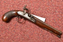 AN EARLY 19TH CENTURY ENGLISH FLINTLOCK PISTOL BY RICHARDS OF LONDON WITH CHEQUERED WALNUT GRIP,