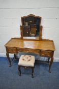 A LATE 20TH CENTURY OAK DRESSING TABLE, with a single mirror, three drawers, raised on shaped