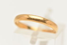 A POLISHED 22CT GOLD BAND RING, approximate band width 2.5mm, hallmarked 22ct Birmingham, ring