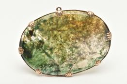 A LARGE YELLOW METAL MOSS AGATE BROOCH, of an oval form, set with slice of moss agate (cracked),