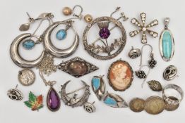 A SELECTION OF SILVER AND WHITE METAL JEWELLERY, to include a silver sweetheart brooch in the form