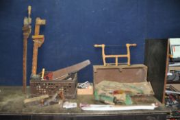 A WOODEN CARPENTERS TOOLBOX AND A TRAY CONTAINING CARPENTRY TOOLS including a Record No.043 mini