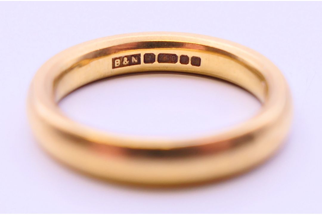An 18 ct gold wedding band. 6 grammes. Ring size K/L. - Image 5 of 6