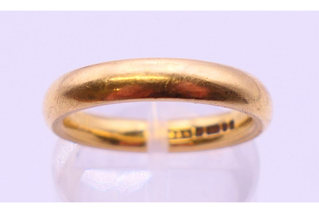 An 18 ct gold wedding band. 6 grammes. Ring size K/L. - Image 1 of 6