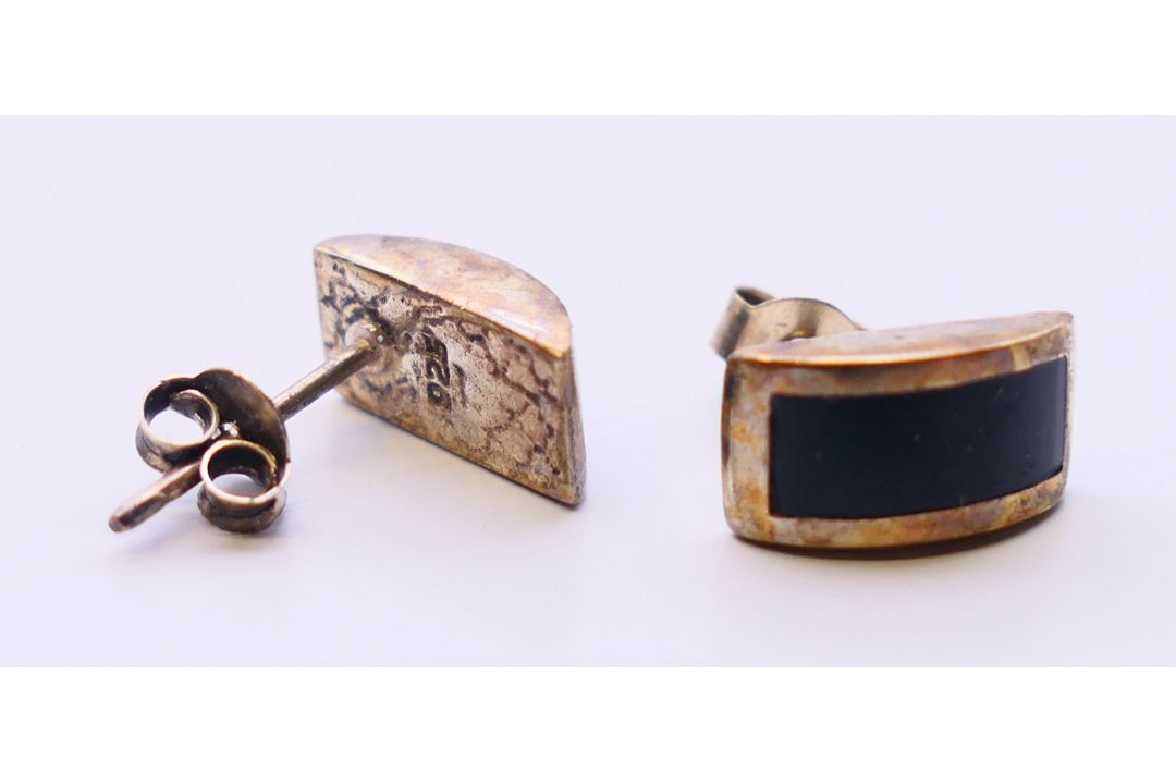 A collection of silver jewellery, to include a charm bracelet, a ring and a pair of earrings. - Image 14 of 14