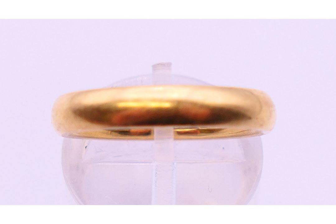 An 18 ct gold wedding band. 6 grammes. Ring size K/L. - Image 3 of 6