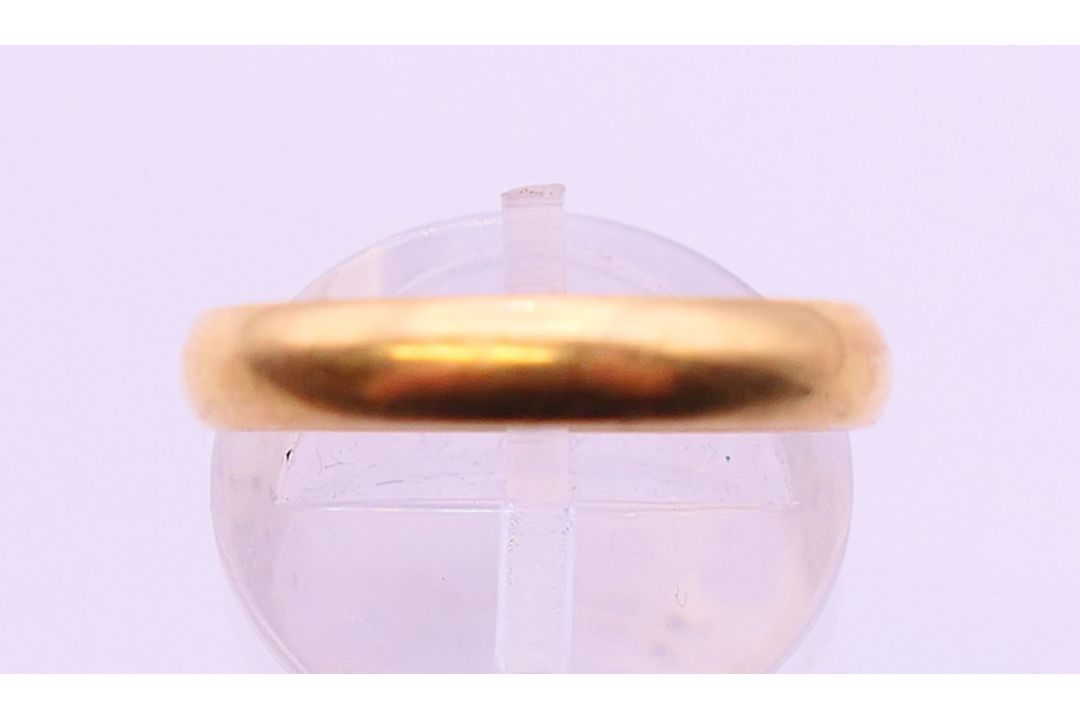 An 18 ct gold wedding band. 6 grammes. Ring size K/L. - Image 2 of 6