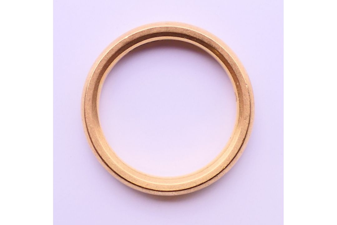 An 18 ct gold wedding band. 6 grammes. Ring size K/L. - Image 6 of 6