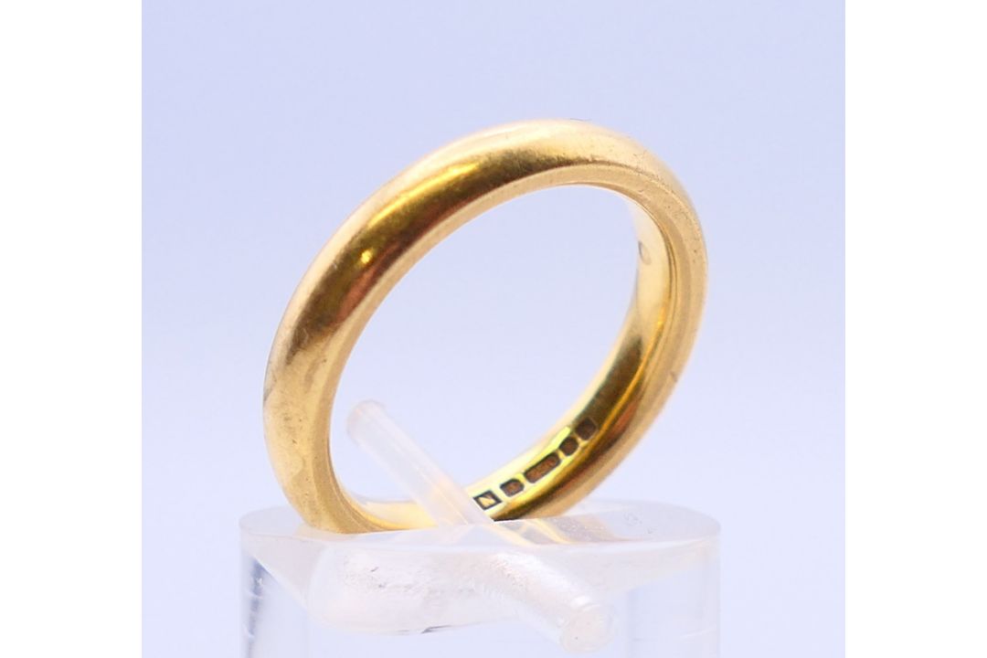 An 18 ct gold wedding band. 6 grammes. Ring size K/L. - Image 4 of 6