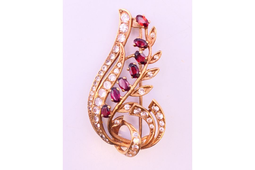 An unmarked gold floral spray brooch 8 grammes. 5 cm high. - Image 1 of 6