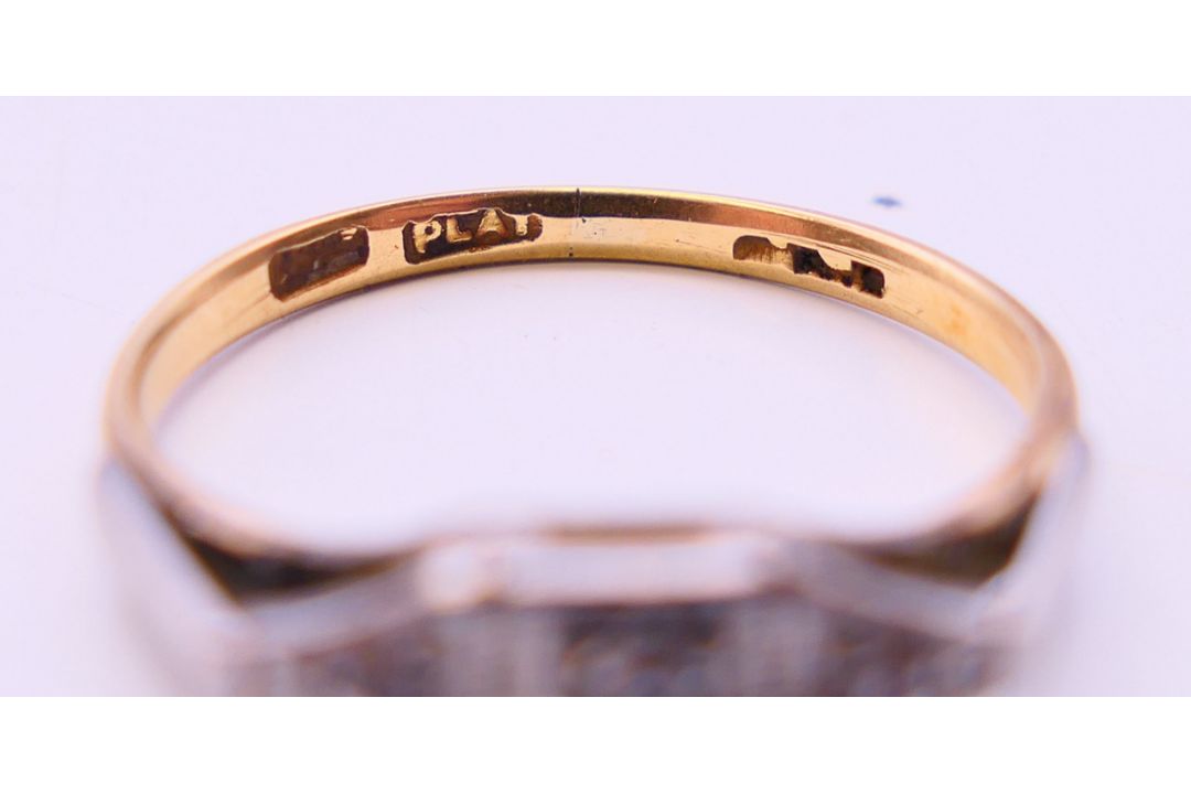 An 18 ct gold and platinum diamond ring. Ring size J. - Image 5 of 6