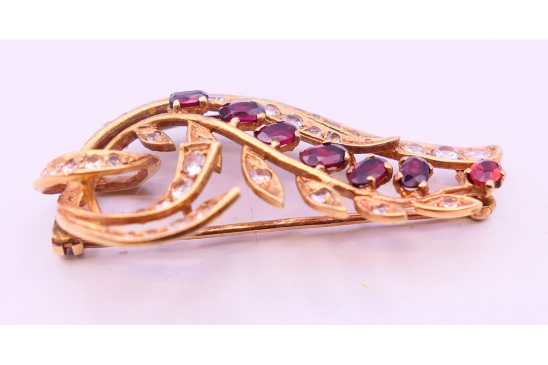 An unmarked gold floral spray brooch 8 grammes. 5 cm high. - Image 3 of 6