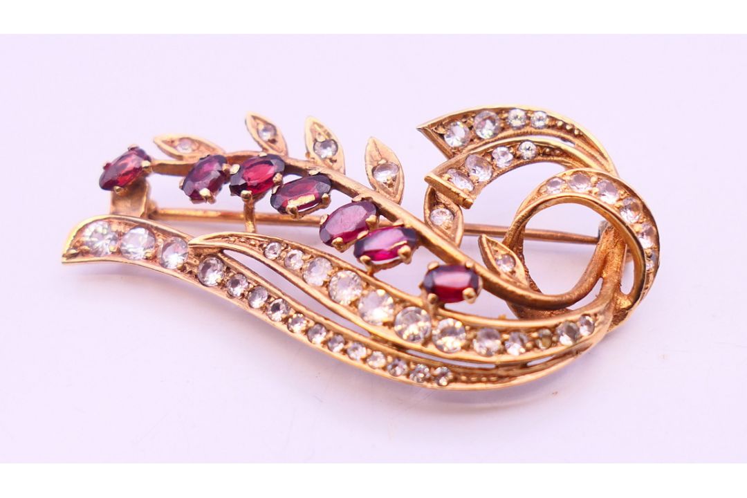 An unmarked gold floral spray brooch 8 grammes. 5 cm high. - Image 2 of 6