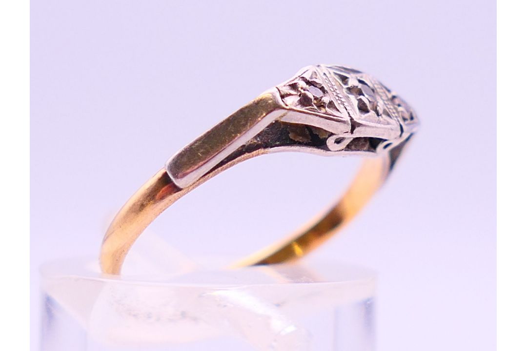 An 18 ct gold and platinum diamond ring. Ring size J. - Image 3 of 6