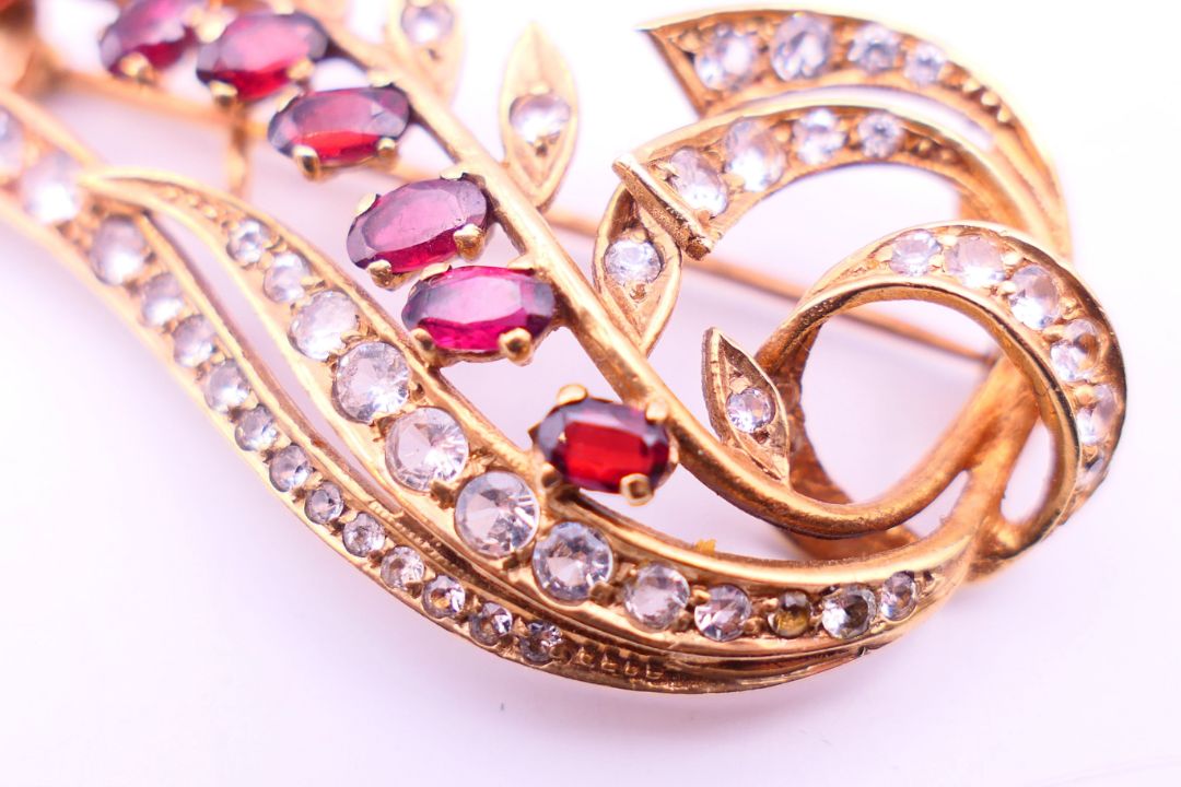 An unmarked gold floral spray brooch 8 grammes. 5 cm high. - Image 5 of 6