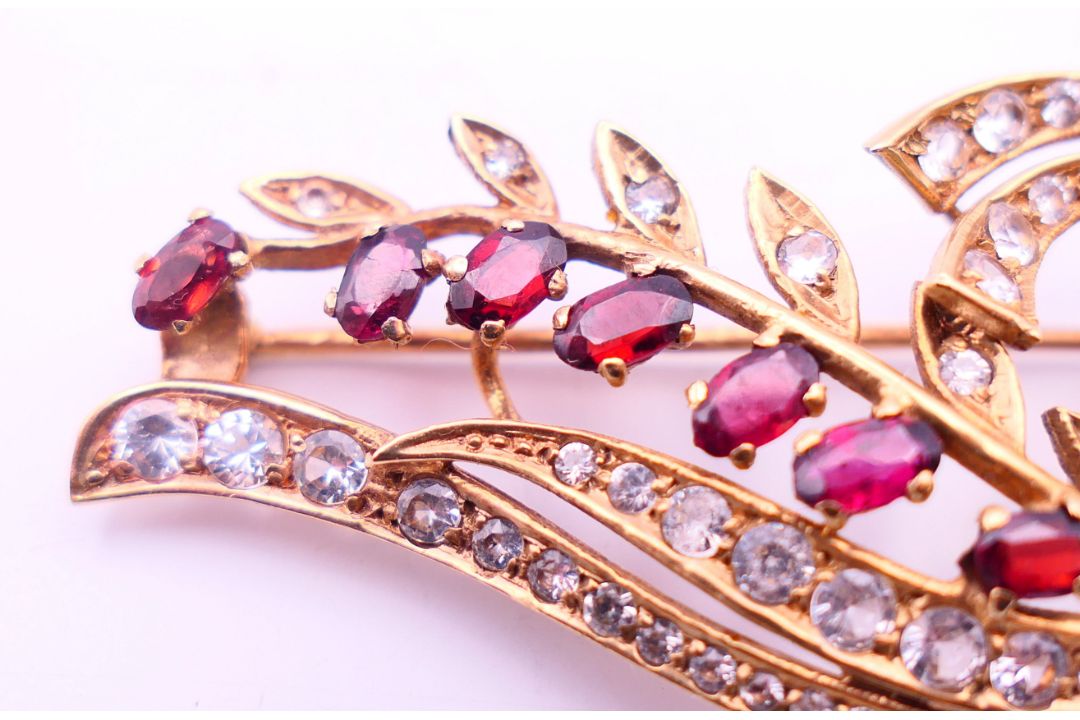 An unmarked gold floral spray brooch 8 grammes. 5 cm high. - Image 6 of 6
