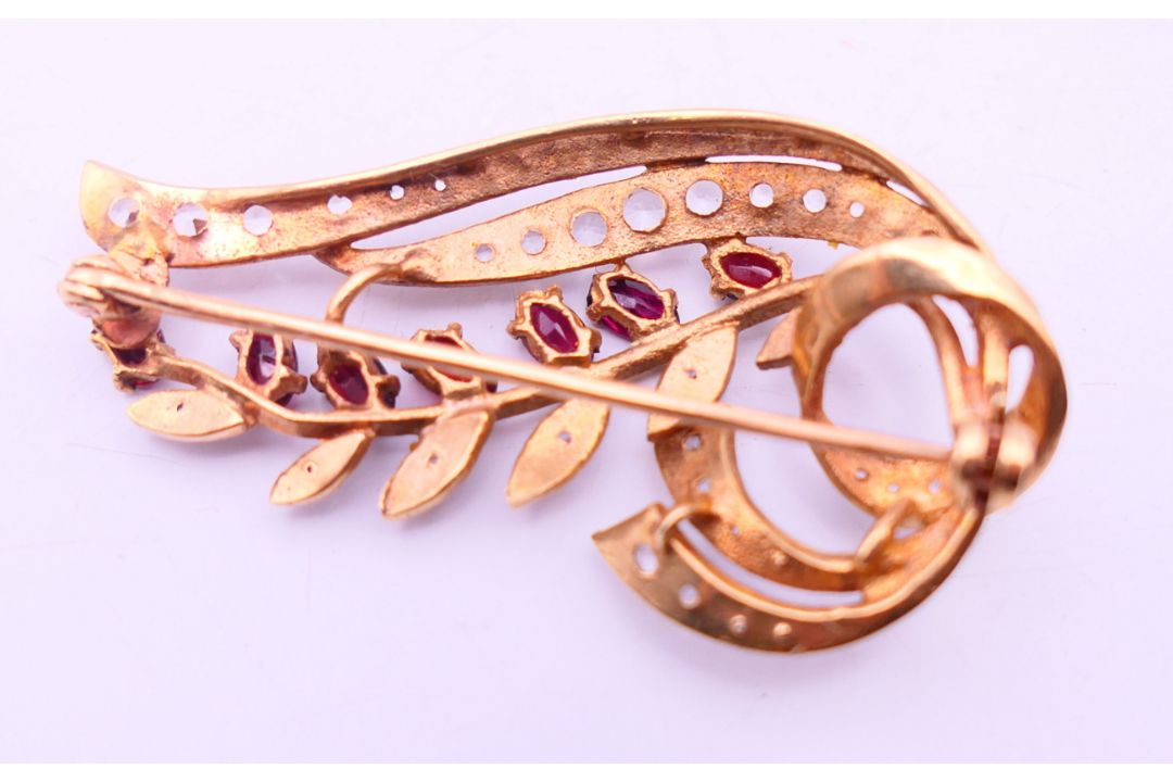 An unmarked gold floral spray brooch 8 grammes. 5 cm high. - Image 4 of 6
