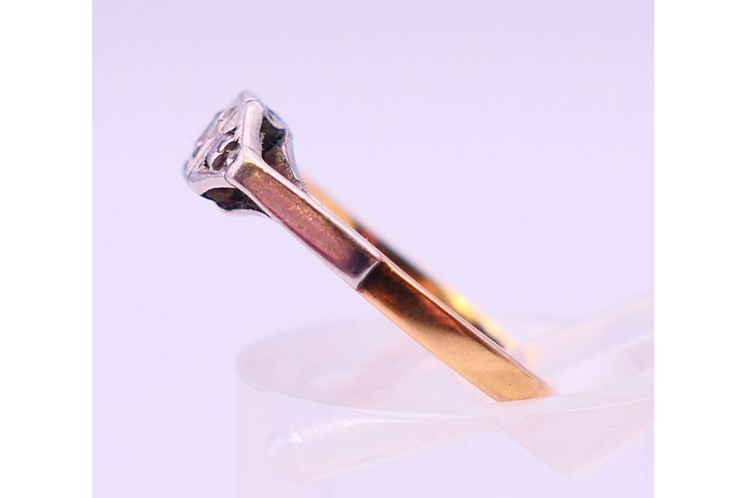 An 18 ct gold and platinum diamond ring. Ring size J. - Image 4 of 6