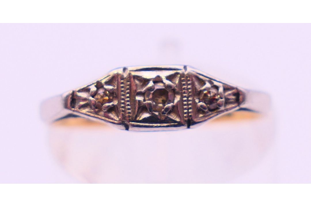 An 18 ct gold and platinum diamond ring. Ring size J. - Image 2 of 6