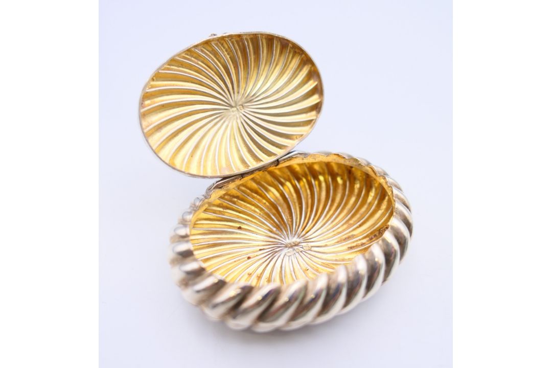 Two small silver snuff boxes. The largest 6 cm x 4.5 cm. - Image 4 of 11