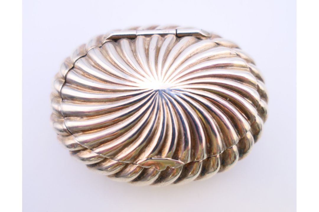 Two small silver snuff boxes. The largest 6 cm x 4.5 cm. - Image 3 of 11