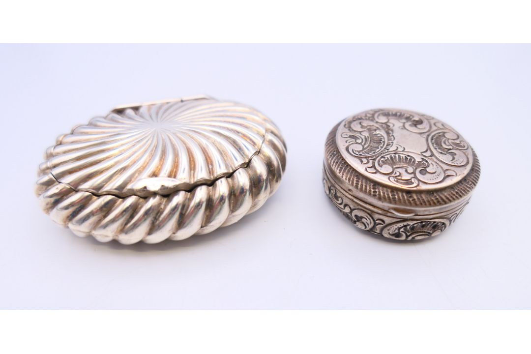 Two small silver snuff boxes. The largest 6 cm x 4.5 cm. - Image 1 of 11