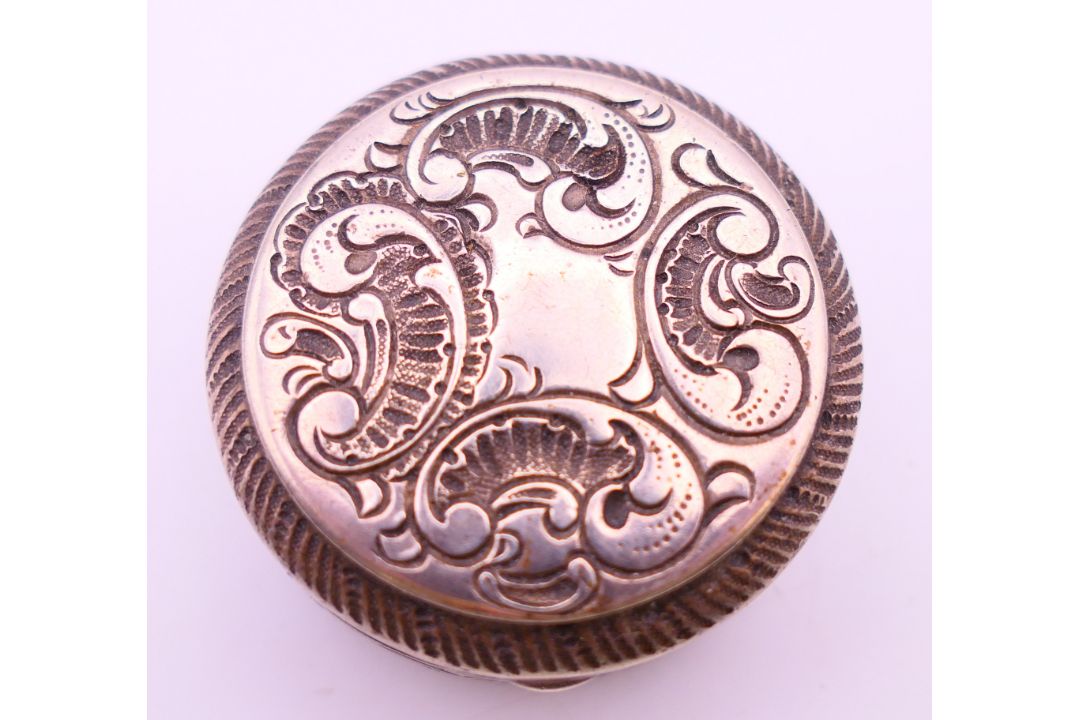 Two small silver snuff boxes. The largest 6 cm x 4.5 cm. - Image 8 of 11
