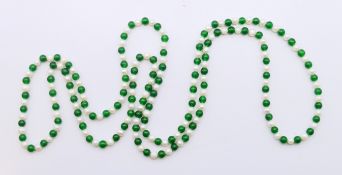 A string of pearl and jade beads. 120 cm long.