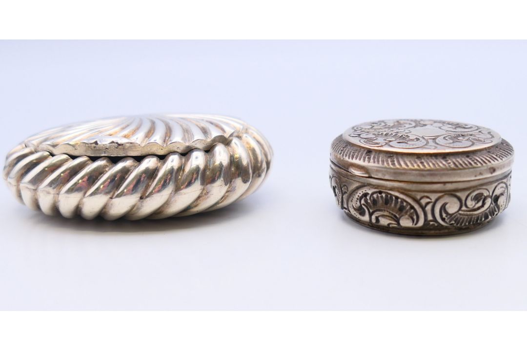 Two small silver snuff boxes. The largest 6 cm x 4.5 cm. - Image 11 of 11