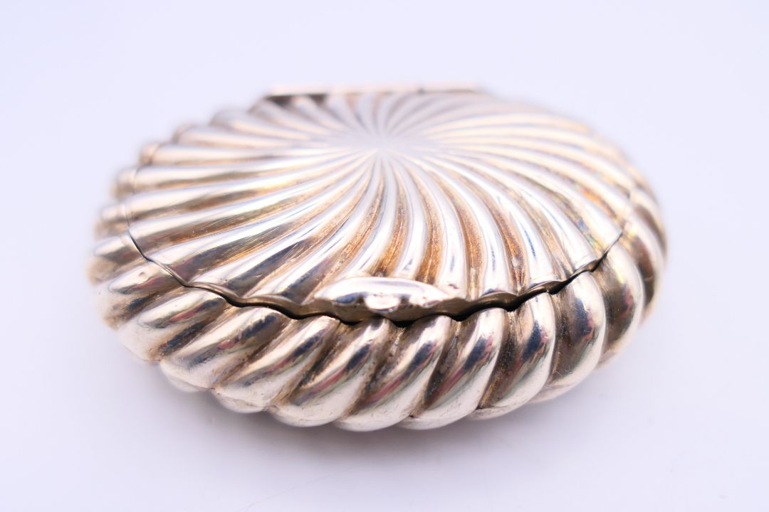 Two small silver snuff boxes. The largest 6 cm x 4.5 cm. - Image 2 of 11